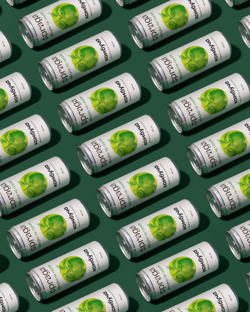 Seamless repeating pattern of Spraga Kombucha cans with green and white labels, arranged diagonally on a deep emerald green background, for beverage marketing.